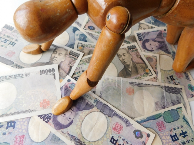 借金を背負う男。木更津市で借金返済の無料相談ができます