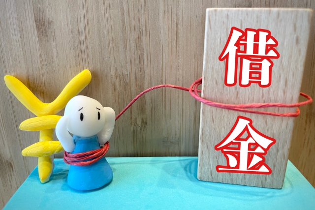 お金を手に頭を抱える。直方市で債務整理の無料相談ができます
